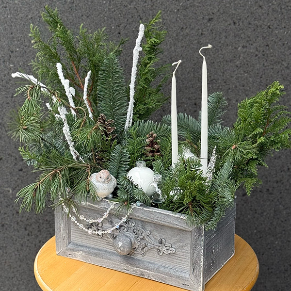 Kompozycja świąteczna z nobilisu ze świecami, ceramicznym ptakiem i dekoracjami w białym kolorze