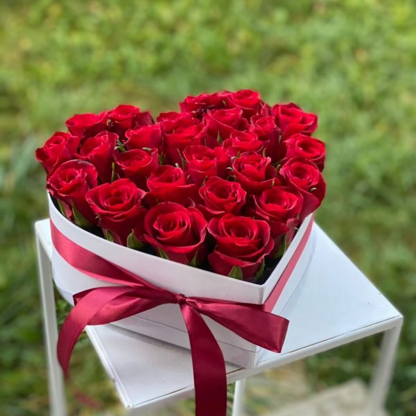 Flower Box “Troskliwe serce” – Czerwone róże w kształcie serca
