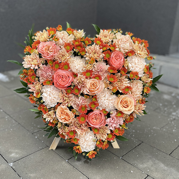 Wieniec pogrzebowy ze świeżych kwiatów w kształcie serca “Przejście”