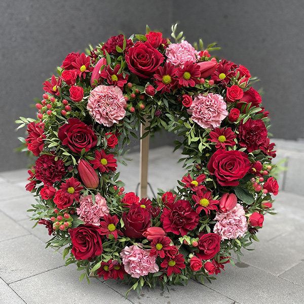 Klasyczny wieniec pogrzebowy ze świeżych kwiatów “Ostatnie pożegnanie”