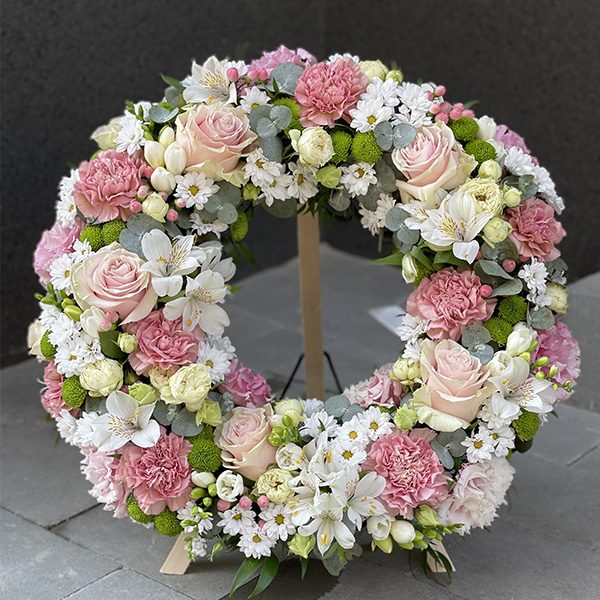 Wieniec pogrzebowy ze świeżych kwiatów “Krocząc po różowych chmurach” 45 cm