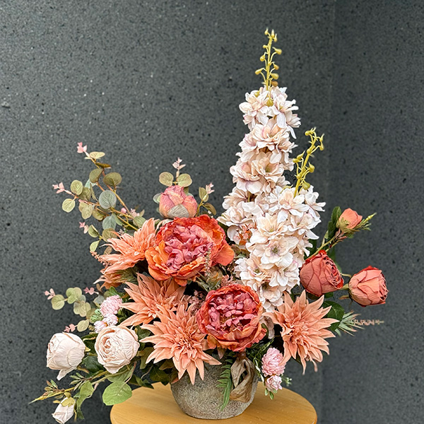 Kompozycja nagrobna z sztucznych kwiatów o nieregularnym kształcie