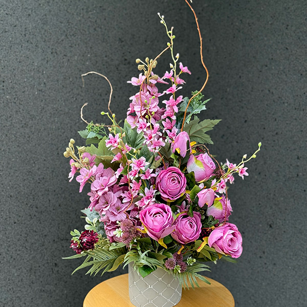 Kompozycja nagrobna z sztucznych kwiatów pionowa